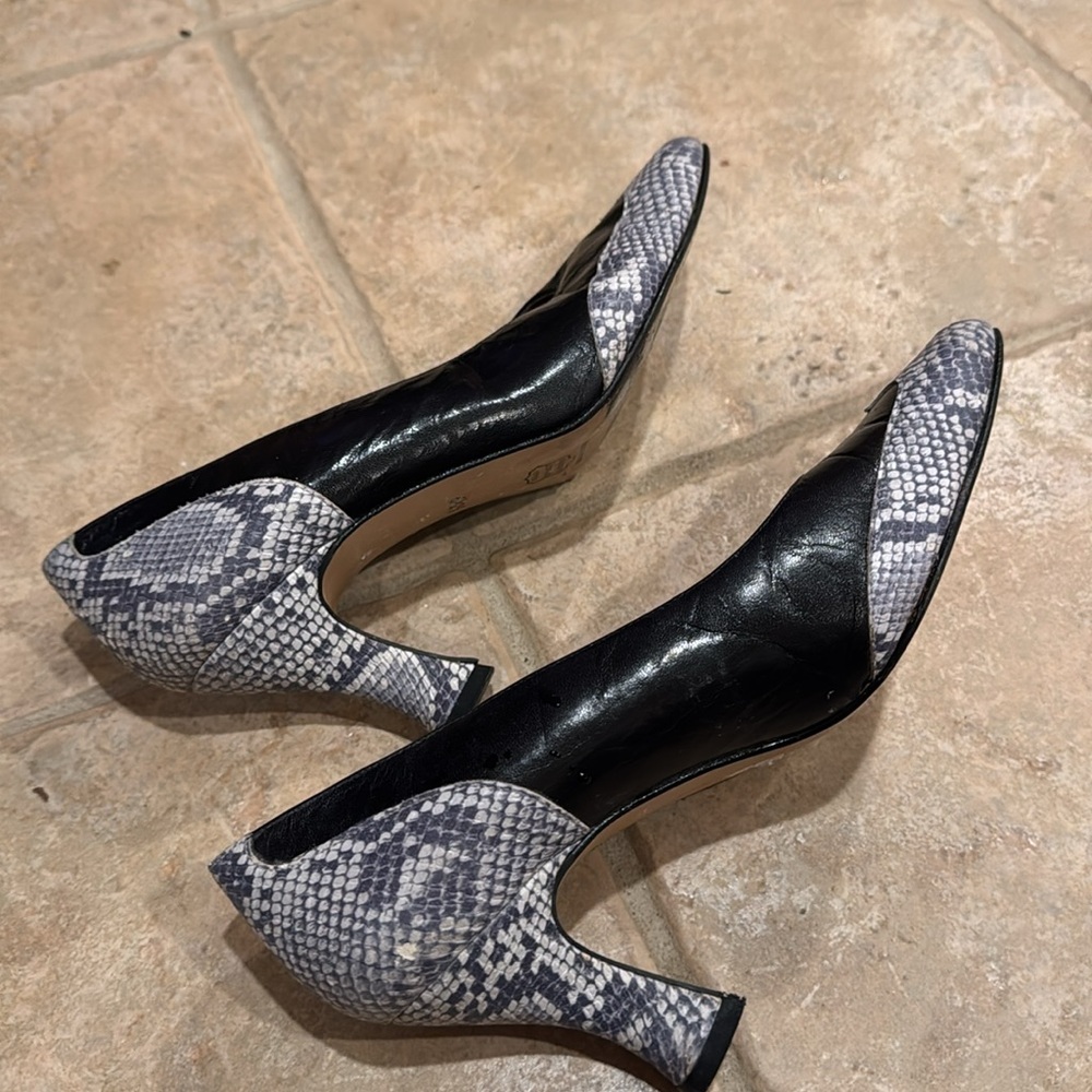 Bundle of Women's Pumps - silver, black peep toe, olive, grey patterned - Picture 9 of 15